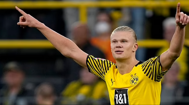 德甲战报：凯恩替补登场戴帽，拜仁5-0狂胜十人斯图加特（德甲：凯恩替补上演帽子戏法，拜仁5-0横扫十人斯图加特）