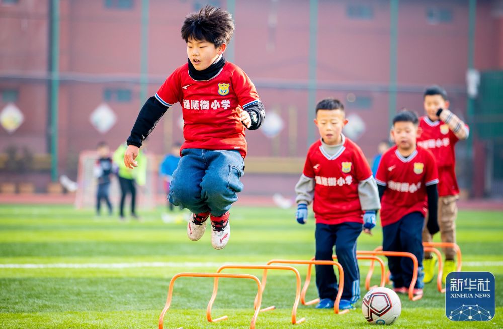 控球优势难转化为进球 敌队稳守反击（控球占优却难破门 对手扎实防守伺机反击）