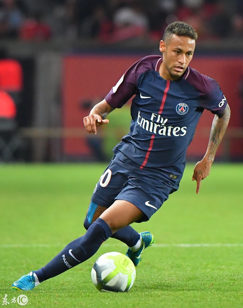 足球战术的新趋势：全能化（全能化引领足球战术新风向）